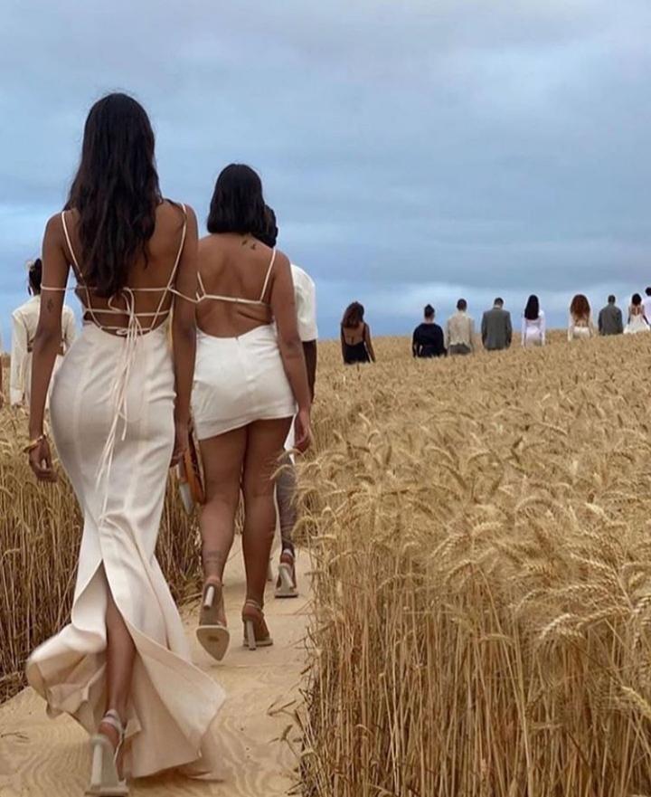 Buğday Tarlasında Defile ve Jacquemus Markası