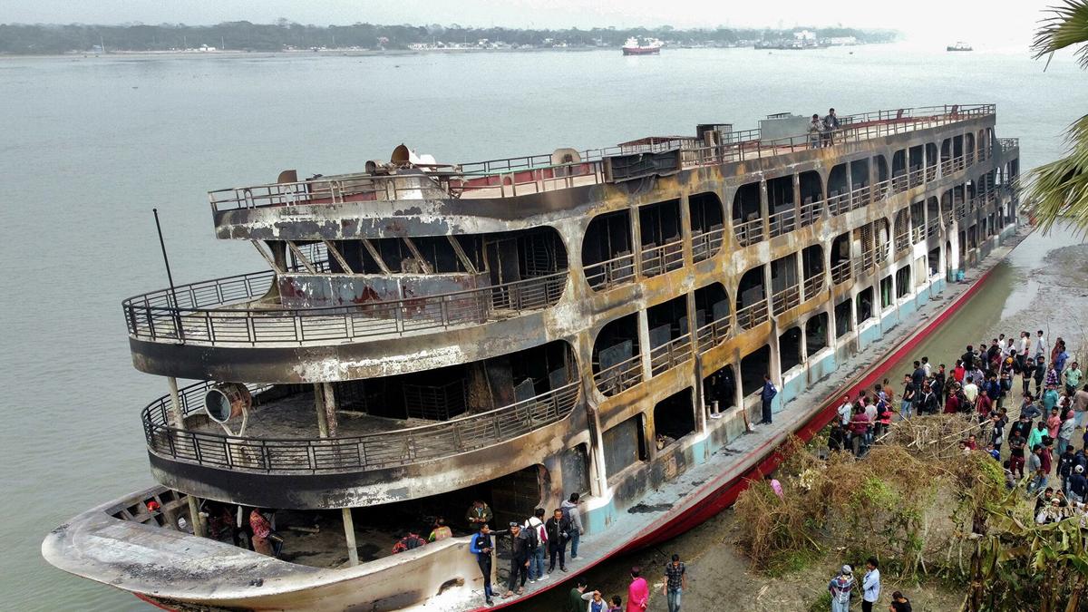 Bangladeş'te Feci Feribot Yangını
