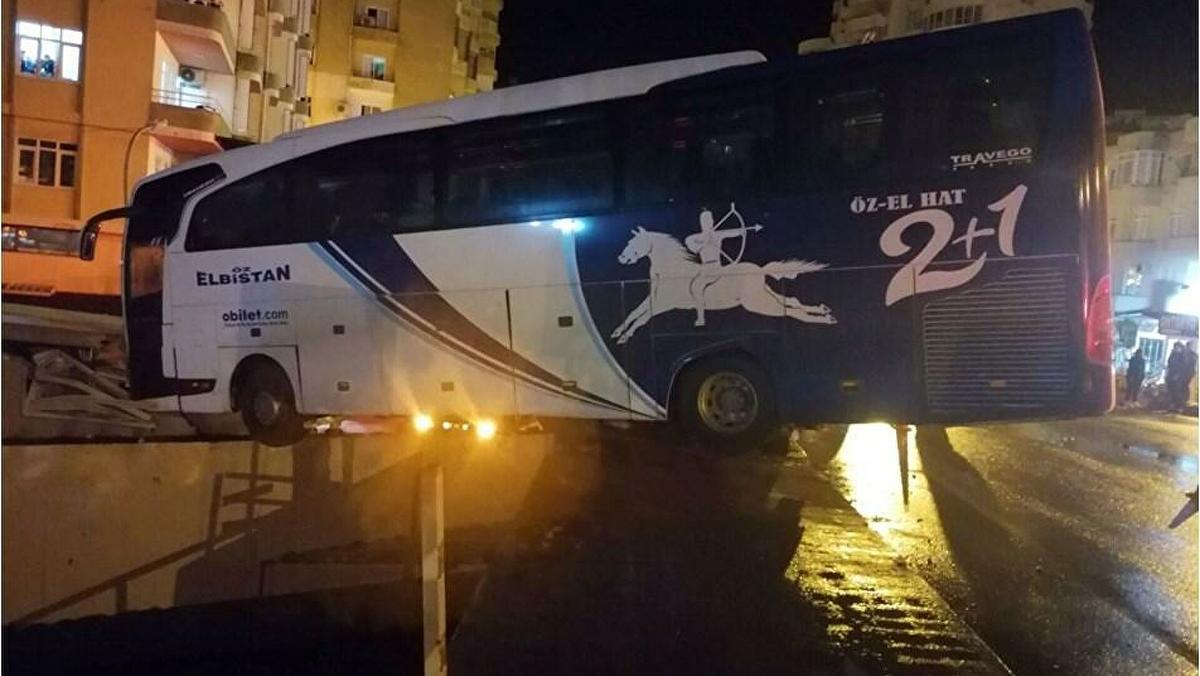 Bariyeri Aşan Yolcu Otobüsü, Köprüde Asılı Kaldı