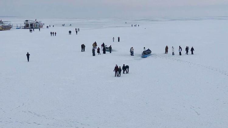Donan Beyşehir Gölü Üzerinde Yürüdüler