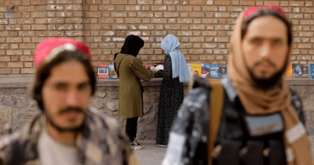 Afganistan'da Kadın Öğrencilerin Üniversiteye Dönmesine İzin Verildi