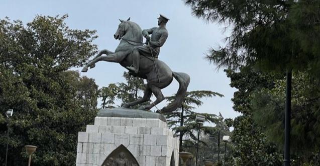 Samsun'da Atatürk Anıtı'na Halatlı Saldırı: Devirmeye Çalıştılar