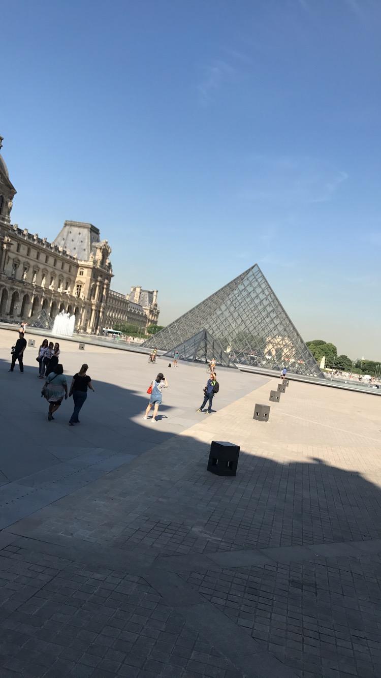 Paris'te Saklı Piramit: Louvre
