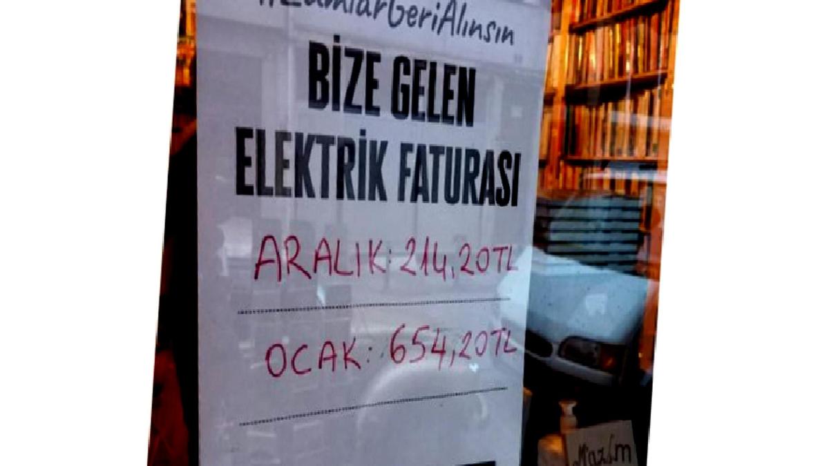Elektrik Zammı: Esnaf Tepkisini Faturaları Camlarına Asarak Gösteriyor