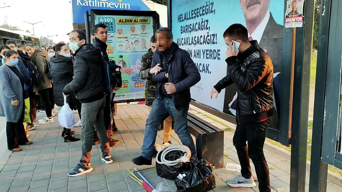 Adana'da Bir Kadın, Kendisini Taciz Eden Kişiyi Durakta Tekmeledi