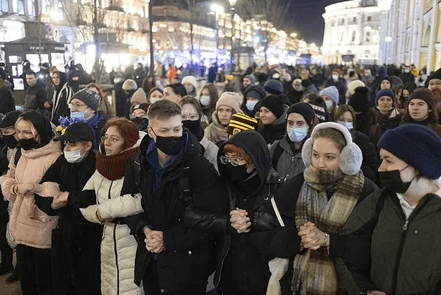Moskova'da Savaş Karşıtı Gösterilerde 2 Anne ve 5 Çocuk Gözaltına Alındı