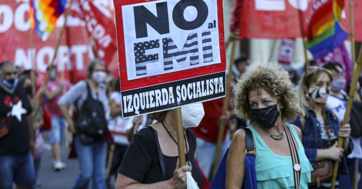 Arjantin'de IMF Anlaşmasını Protesto Eden Vatandaşlarla Güvenlik Güçleri Arasında Çatışma Yaşandı