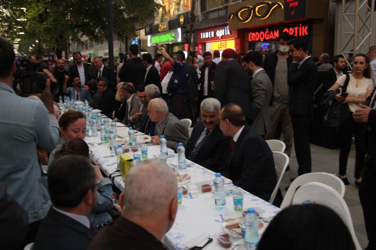 Protokol Oruç Açarken Vatandaş Kuyrukta Bekledi, Ortalık Karıştı