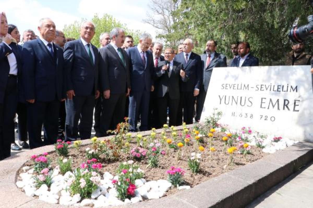 Yunus Emre Dualarla Kabri Başında Anıldı