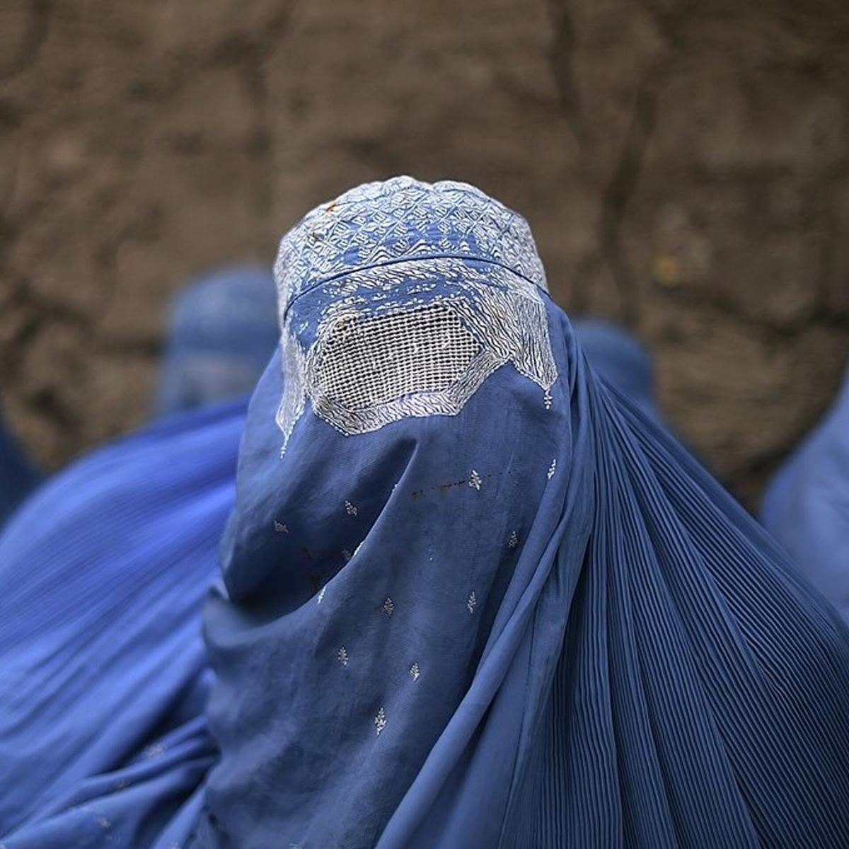 Taliban, Afganistan'da Kadınlara Burka Zorunluluğunu Geri Getirdiğini Duyurdu