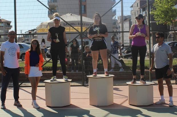 Kadınlar Tenis Turnuvasında Şampiyon Nas Gürsel