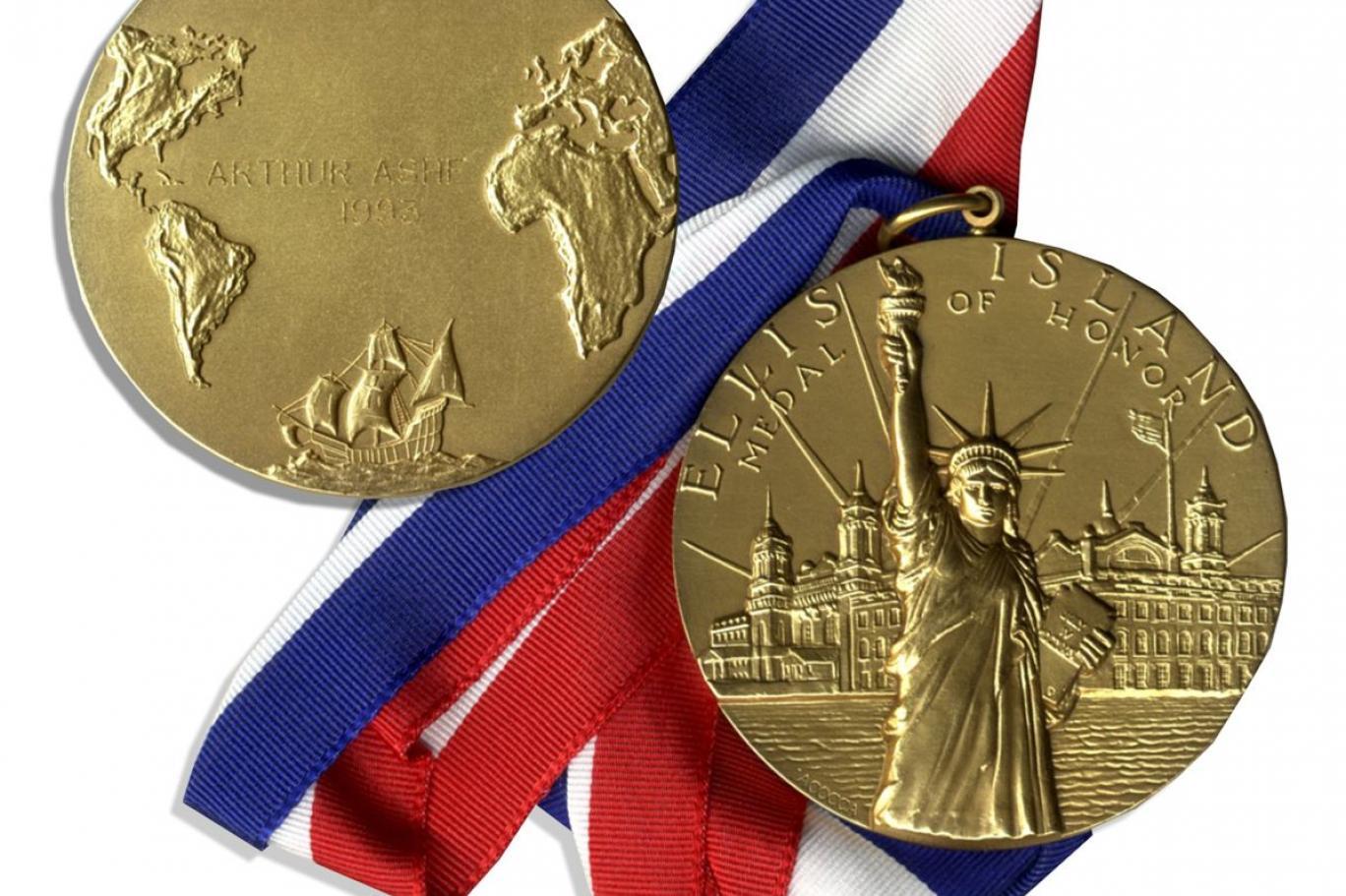 ABD'den Adnan Şen'e Şeref Madalyası Verildi