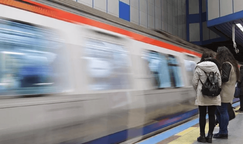 İstanbul'daki Tüm Metro İstasyonlarında Ücretsiz İnternet Devri Başlıyor