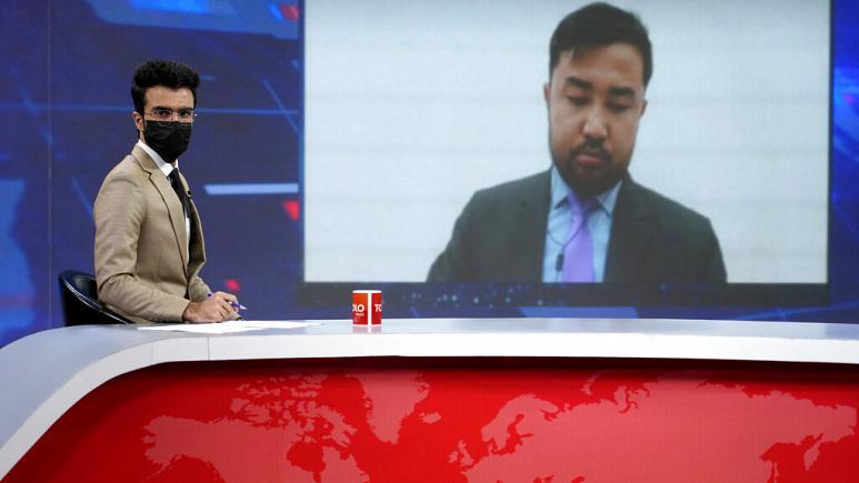 Afganistan'da Burka Tepkisi: Erkek Sunucular Maske Takarak Yayına Çıktı