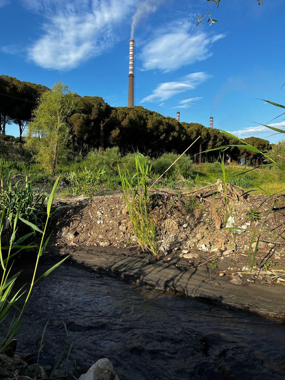 Bakırçay Deresi Simsiyah Akıyor