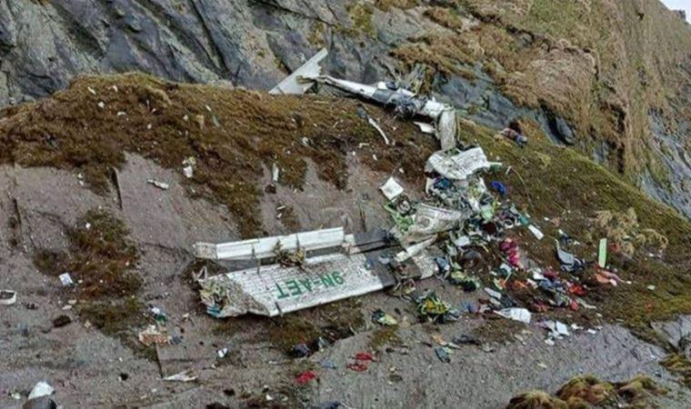 Nepal'de Kaybolan Uçağın Enkazı Bulundu