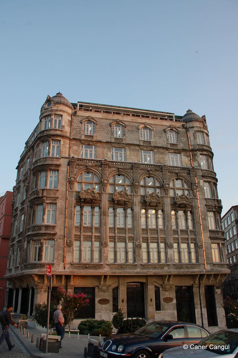 Şişhane'de bir güzel: Frej Apartmanı