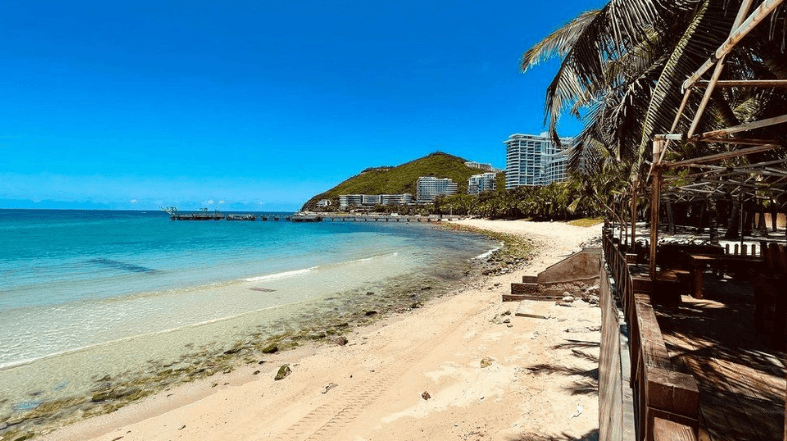 Turistler 'Çin'in Hawaii'sinde' Mahsur Kaldı