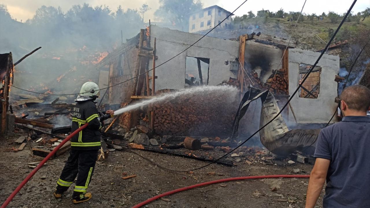 Kastamonu'da Çıkan Yangında 10 Ev Kül Oldu