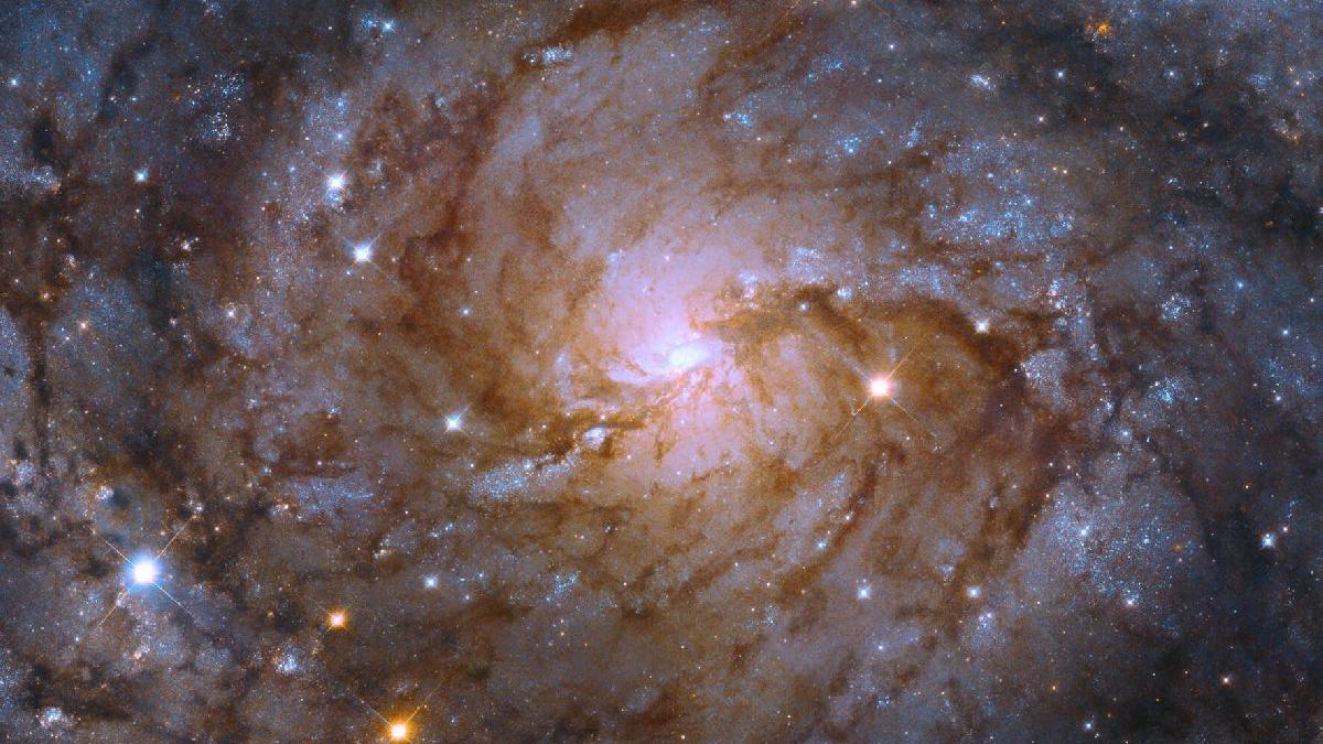 Hubble Teleskobu Çarpıcı Bir Sarmal Yıldız Oluşumunu Yakaladı