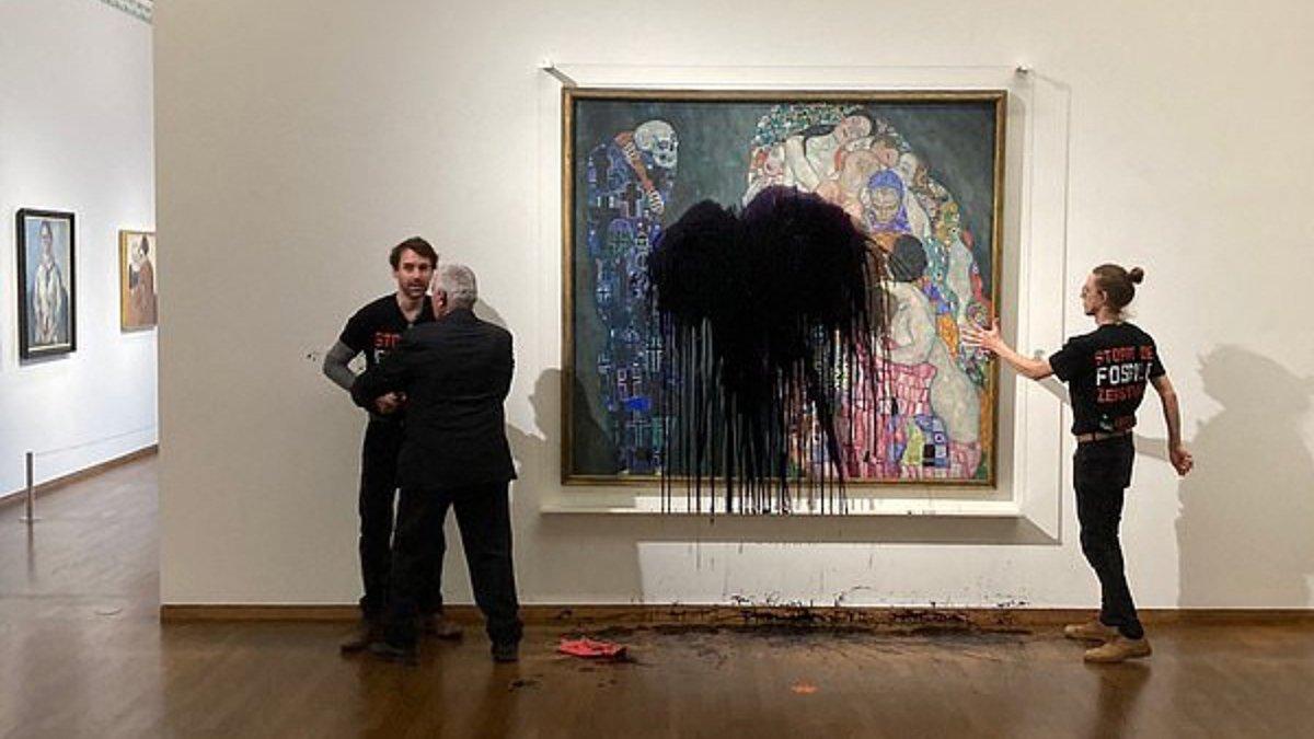 107 Yıllık Gustav Klimt Tablosuna Saldırı