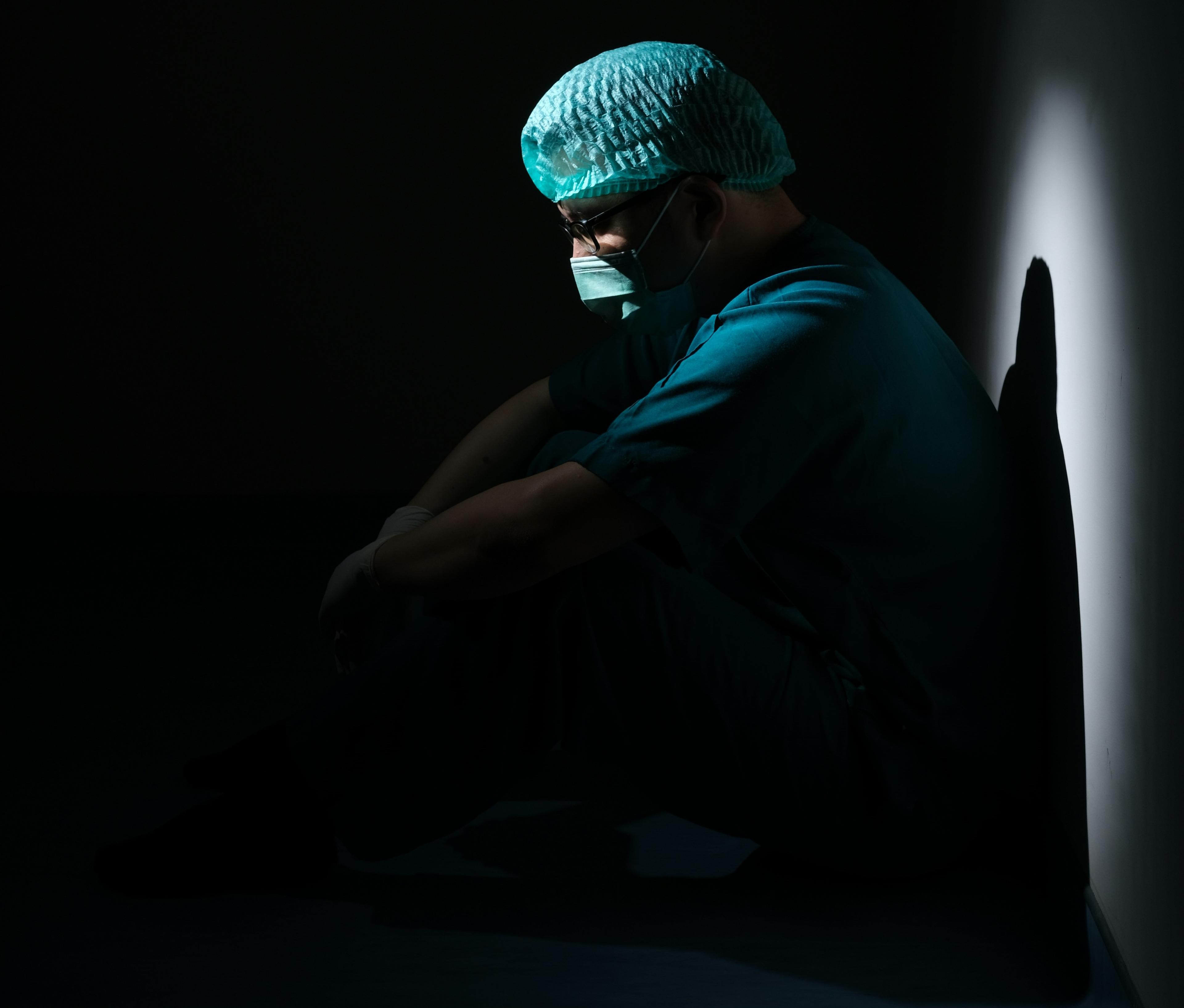 Şifa Veren Eller: Göçün Beyaz Önlüklü Yüzleri