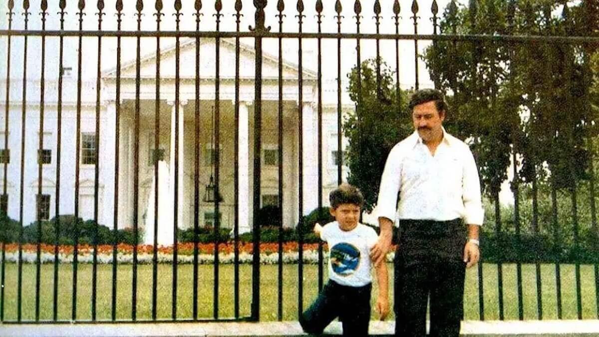 Pablo Escobar'ın Beyaz Saray Önünde Çektirdiği Fotoğrafın Hikayesi