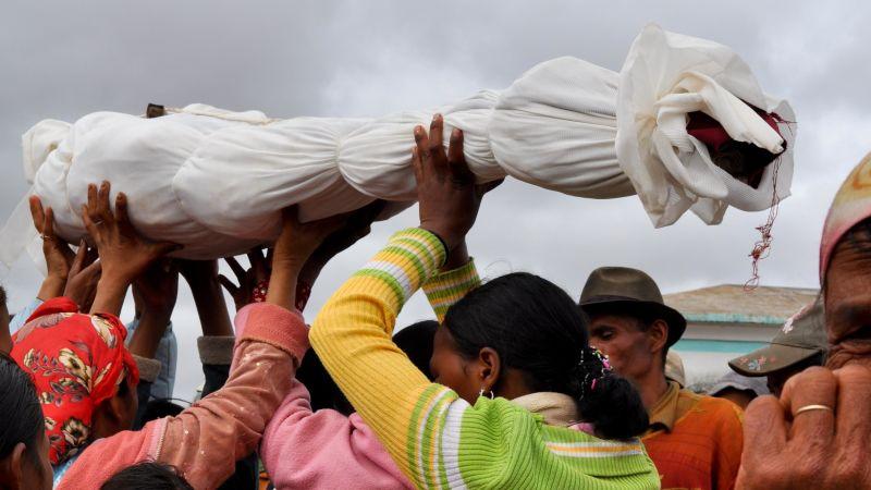 Ölüyle dans etme festivali: Famadihana