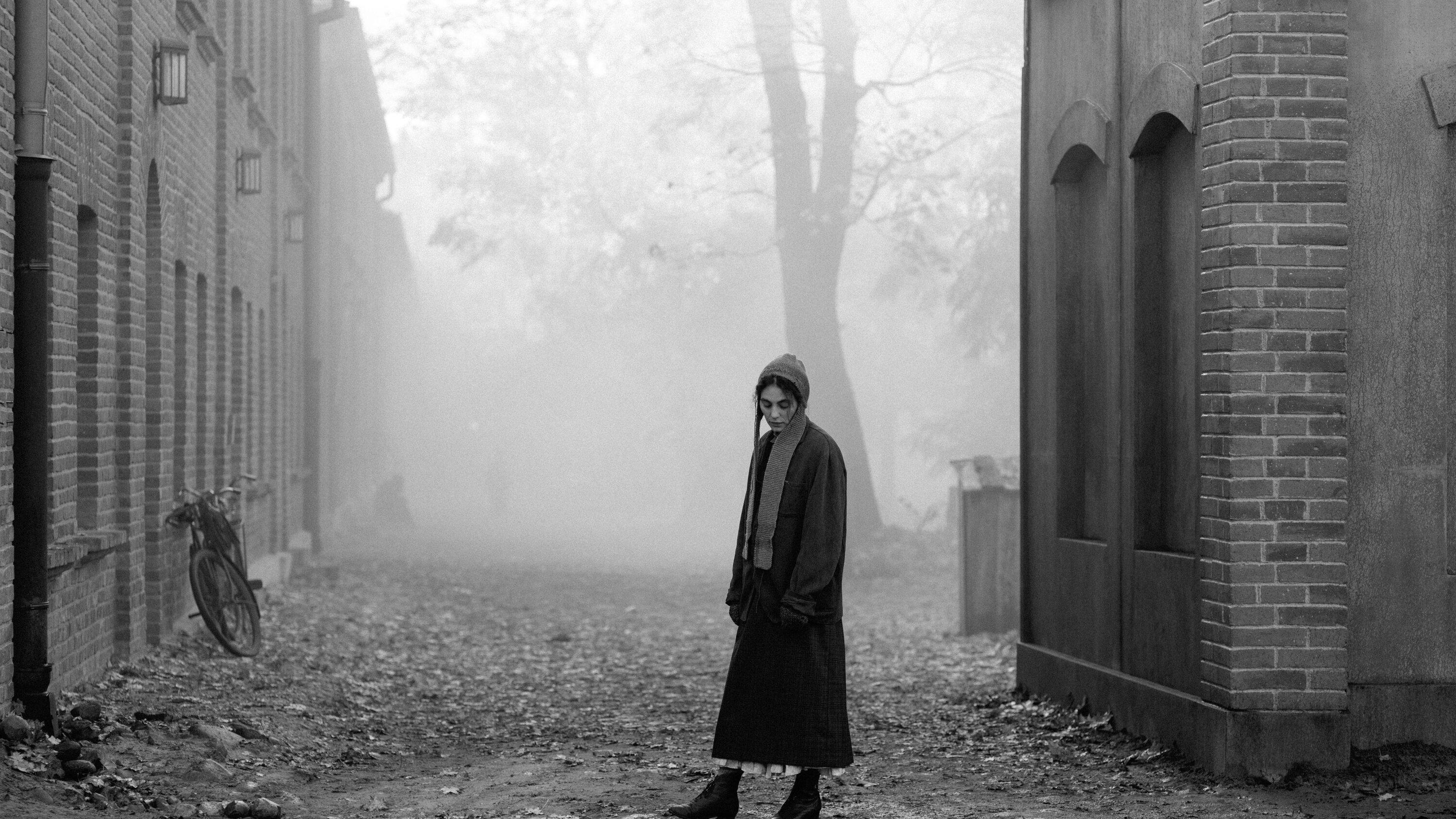 "The Girl with the Needle": Karanlık Bir Dönemde Hayatta Kalma Mücadelesi