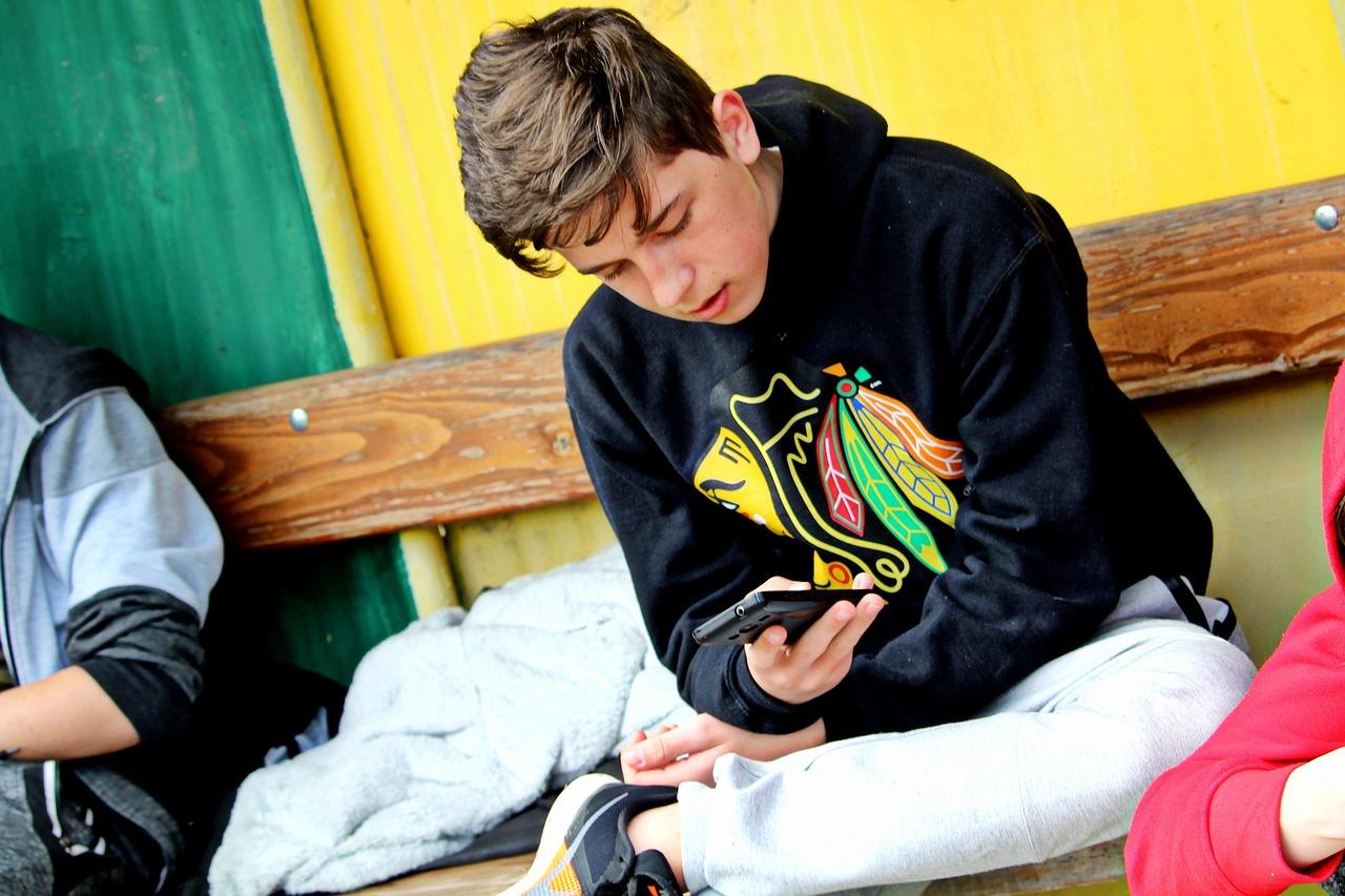 Felaket Kaydırması (Doomscrolling): Kötü Haberlerden Kopamama Hali