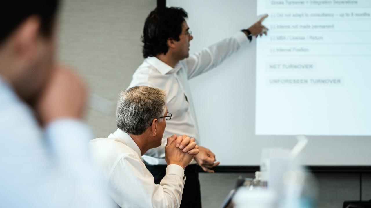 Etkili Sunumun Psikolojik Temelleri: Dinleyicinin Zihnini Yönetme Sanatı