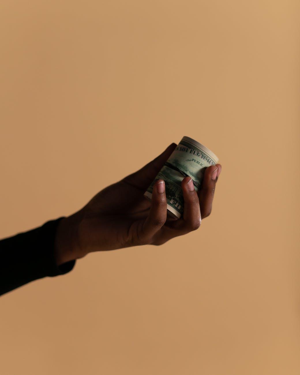 Dolar Düşünce Bedava Poğaça ve Simit Dağıttı