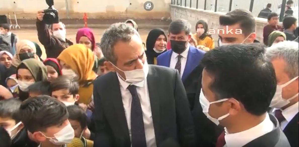 Milli Eğitim Bakanı Özer'den Okul Müdürüne Tepki:Siz Ne Biçim Adamsınız?