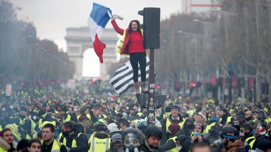 Fransız Polisi Paris'te Kovid Protestocularına Göz Yaşartıcı Gaz Attı