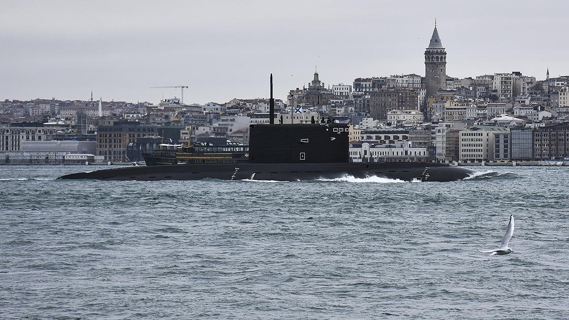 Rus Denizaltısı İstanbul Boğazı'ndan Geçti