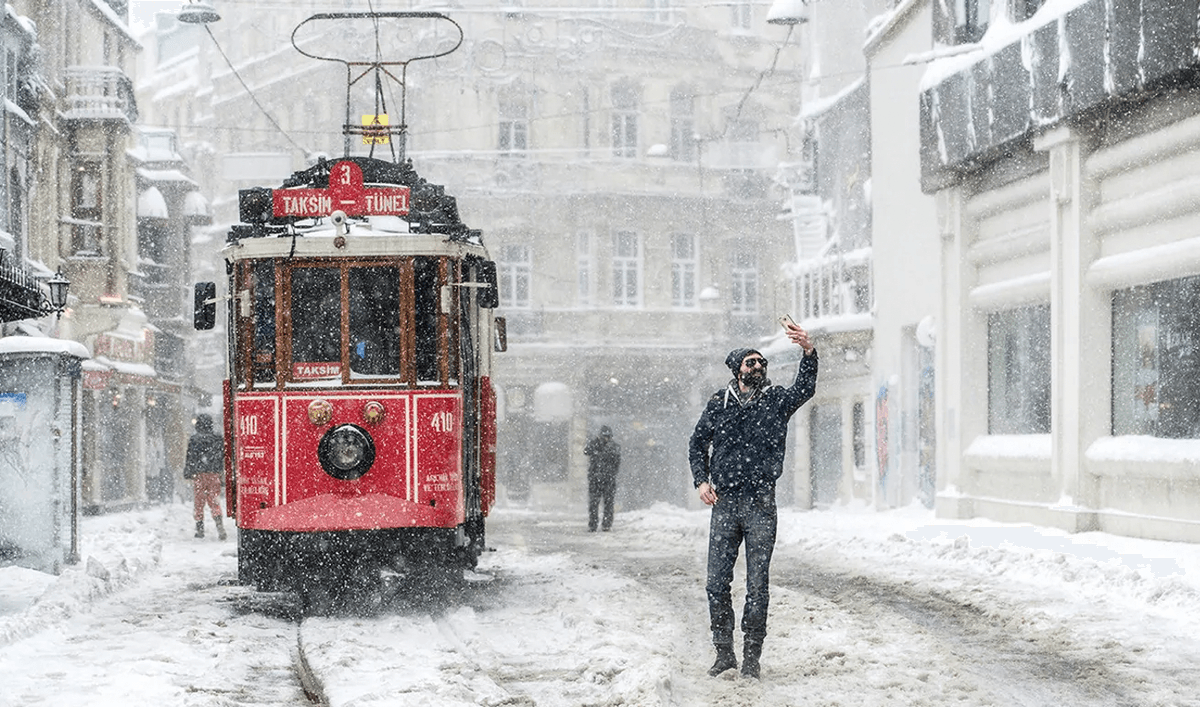 İstanbul'da 35 Yıl Sonra Bir İlk! 4 Gün Boyunca Hayatı Felç Edecek Kar Yağışı İçin Saat Verildi