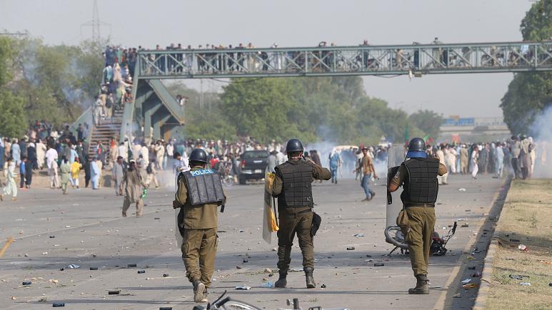 Pakistan'da Düşen Hükümet Sonrası Gerginlik: Eski Başbakan Han'ın Destekçileri Polisle Çatıştı