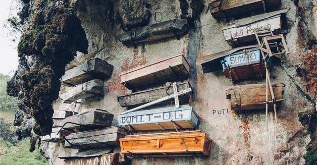 Filipinler'de Uçuruma Asılan Tabutlar