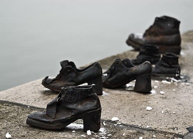 Tuna Nehri Kıyısındaki Ayakkabılar