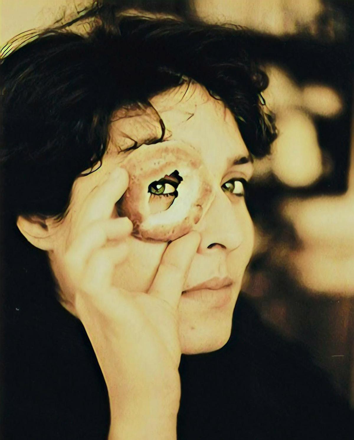 Nilgün Marmara ve Ölüm Üzerine                    “Sahneden çekilirken yaşamıma karışmış herkesi selamlıyorum.”