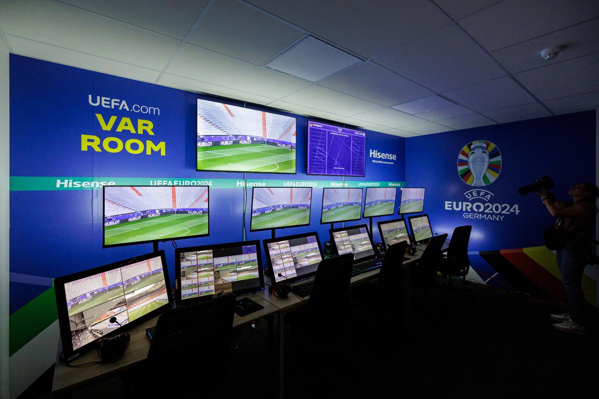 VAR Futbola Zarar Veriyor