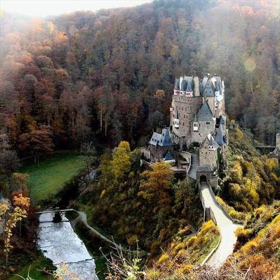 800 yıllık Eltz Kalesi
