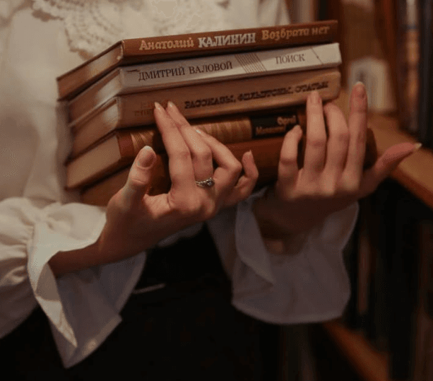 Bir Kitap Karakteri Gibi Yaşamak: Edilgenlik mi, Özgürlük mü?