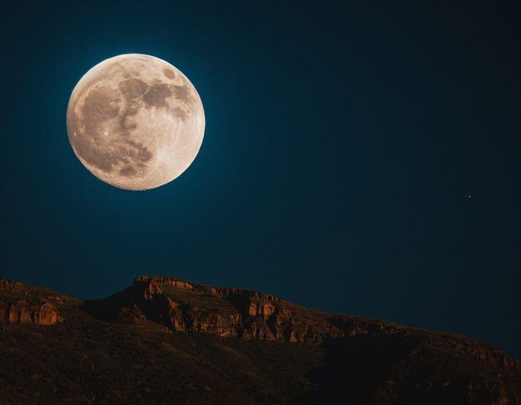 Astrolojide Dolunay: Bırakma, Aydınlanma ve Duygusal Dönüşümün Zamanı