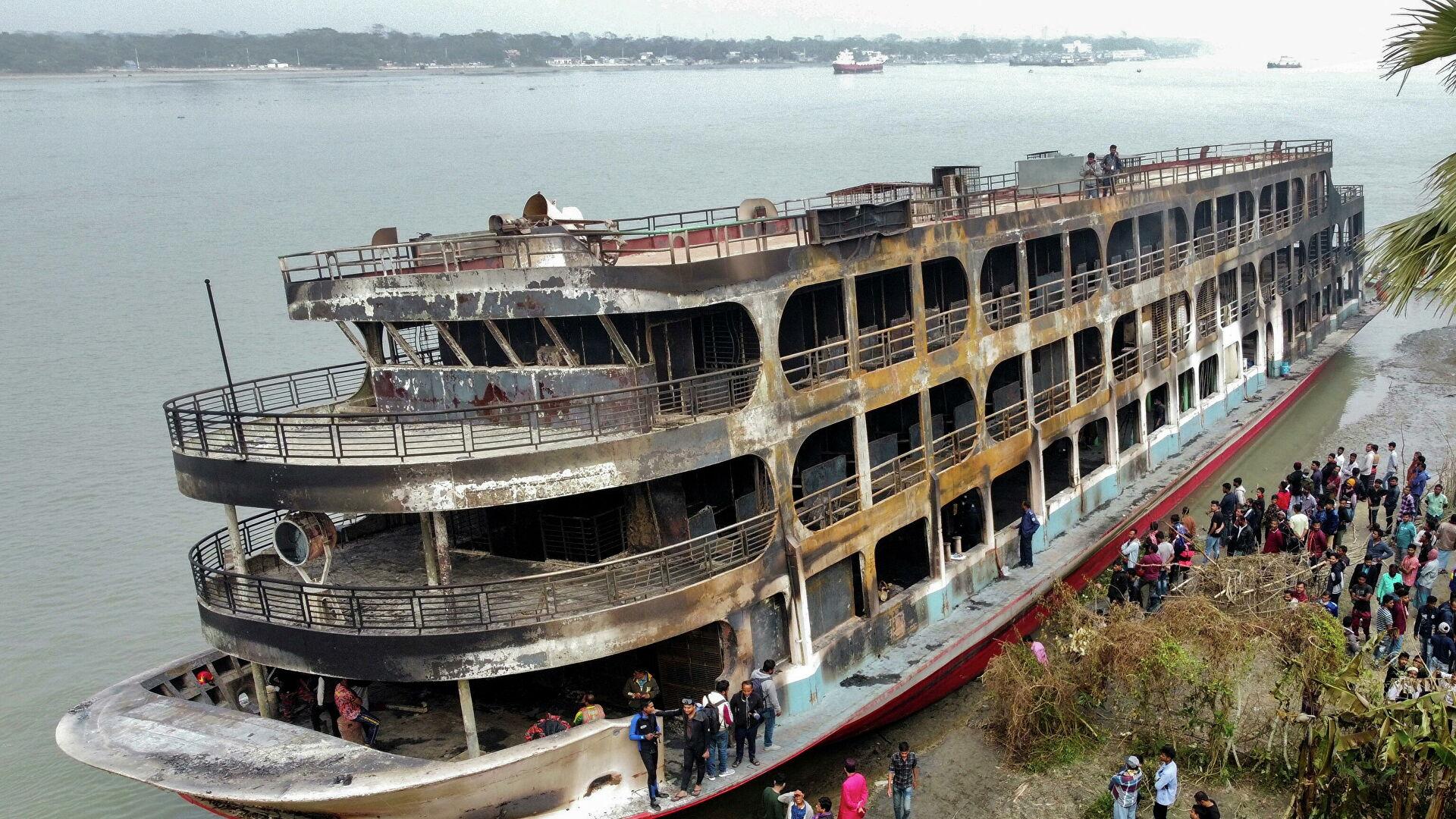 Bangladeş'te Feci Feribot Yangını