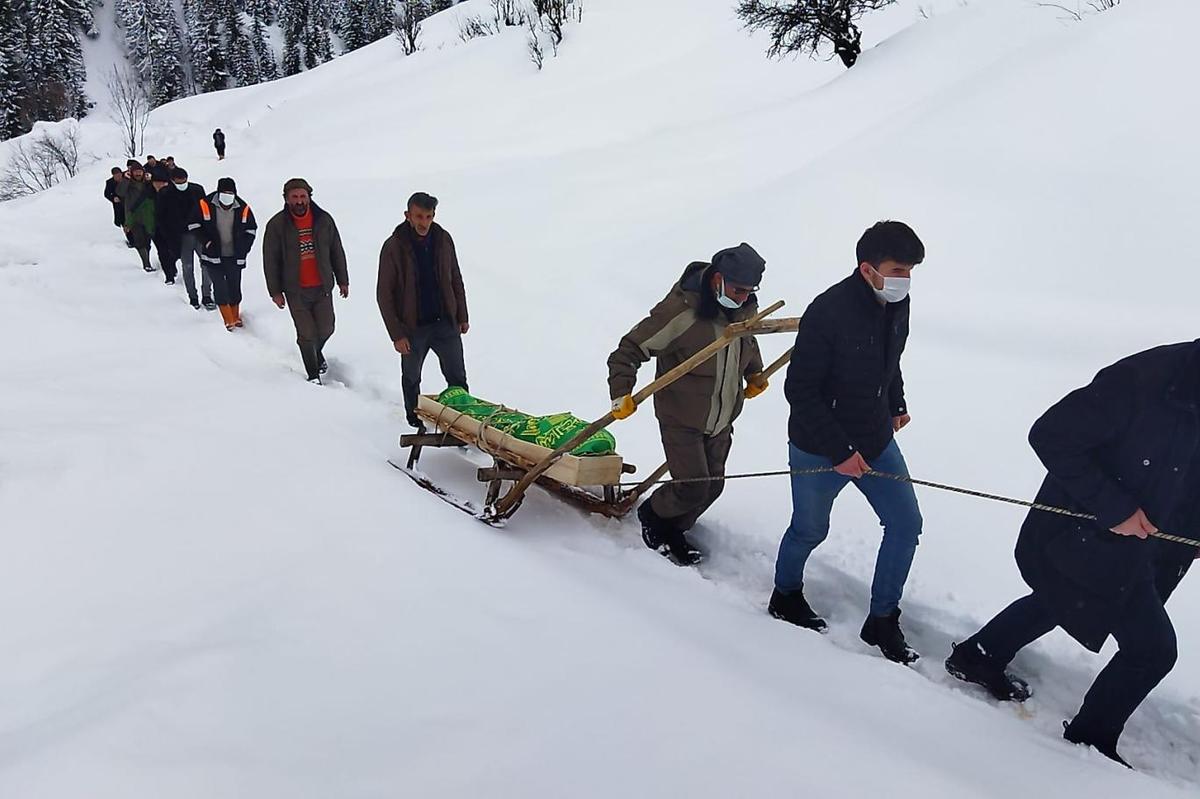 Artvin'de Yoğun Kar Sebebiyle Kapanan Yolu Kapanan Köydeki Cenaze Kızakla Mezarlığa Taşındı