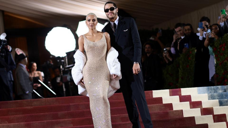 Theme: Off, Dress: Damaged