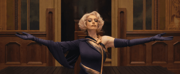 Anne Hathaway'in Kutsal Cadılar'daki Kostümlerinin Tarihi