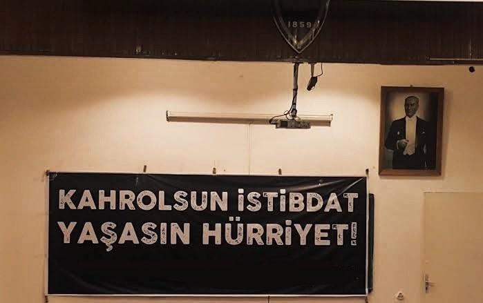 Kahrolsun İstibdat, Yaşasın Hürriyet!