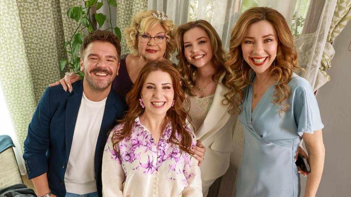 Evde Hep Gülen Biri Sanki Bizden Biri: Nostalji mi, Bıkmışlık mı?